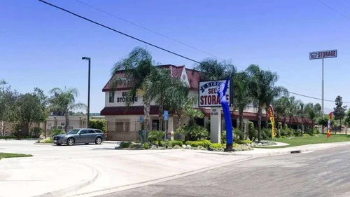 E Street Self Storage storage facility exterior view